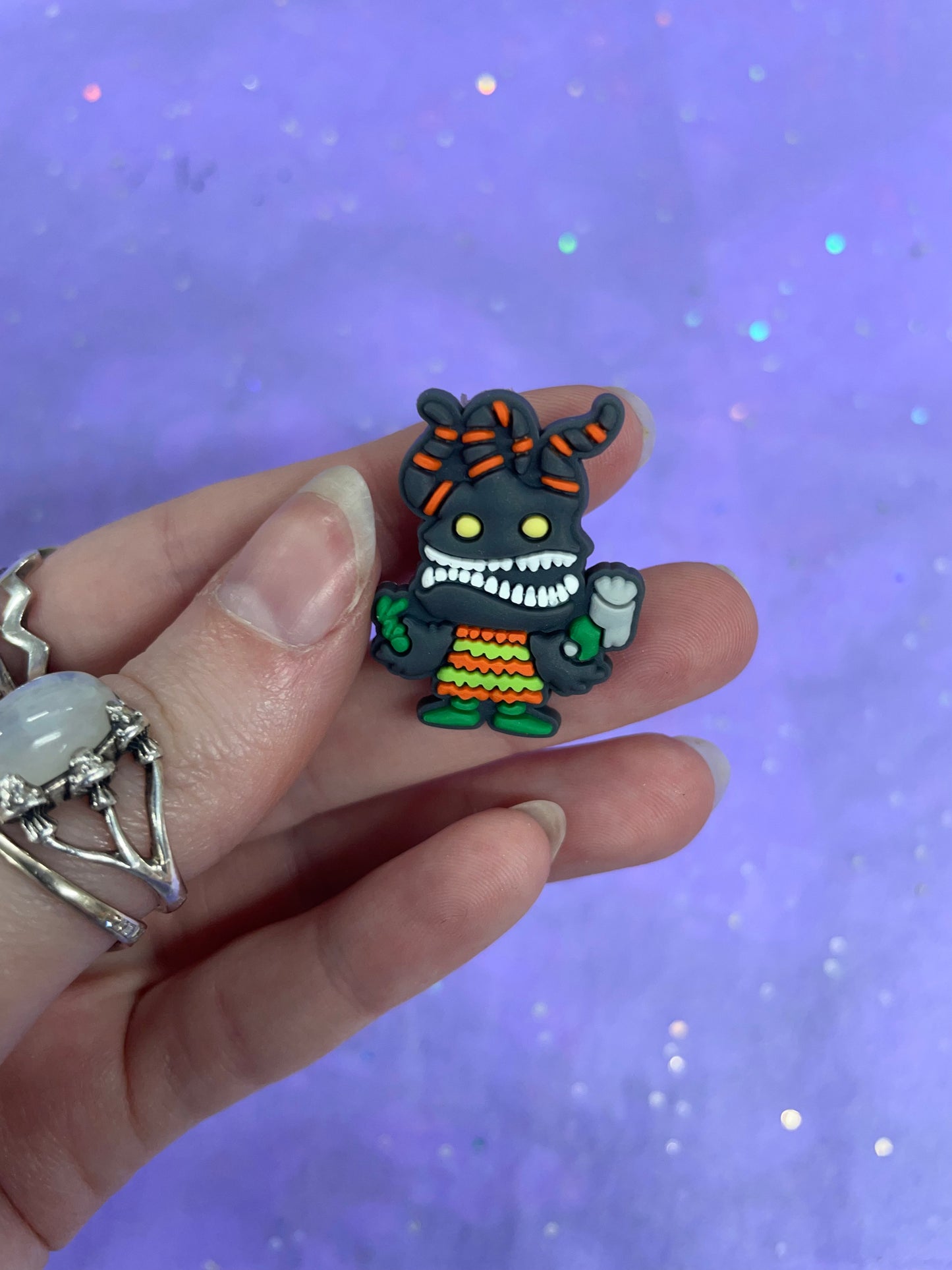 Harleyquinn croc charm